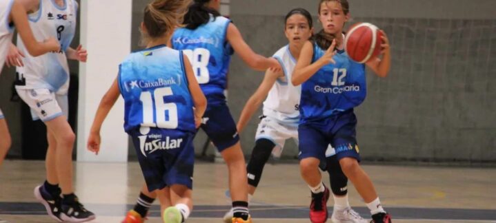 Jugadoras de baloncesto en acción durante el Campeonato de Canarias de preminibasket.