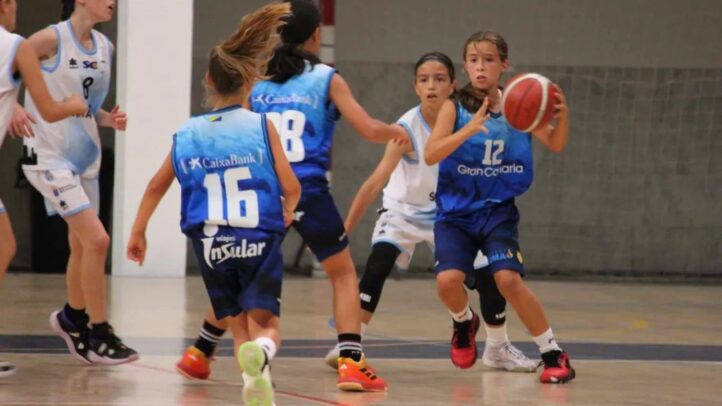 Jugadoras de baloncesto en acción durante el Campeonato de Canarias de preminibasket.