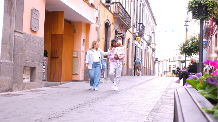 soy mejor persona""","Pareja caminando por una calle, un hombre lleva a una niña en brazos y una mujer lo acompaña.