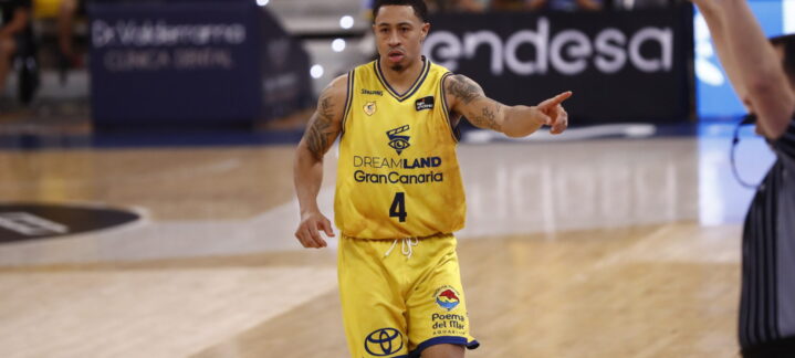 Jugador del Dreamland Gran Canaria señalando durante un partido de baloncesto.