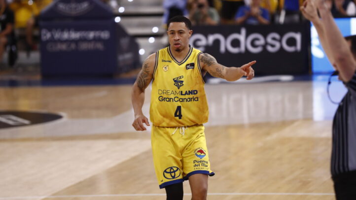 Jugador del Dreamland Gran Canaria señalando durante un partido de baloncesto.