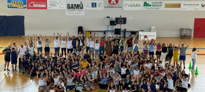 Gran grupo de participantes en la fiesta de fin de curso del Proyecto Suma, en Telde.