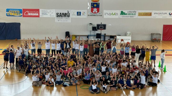 Gran grupo de participantes en la fiesta de fin de curso del Proyecto Suma, en Telde.