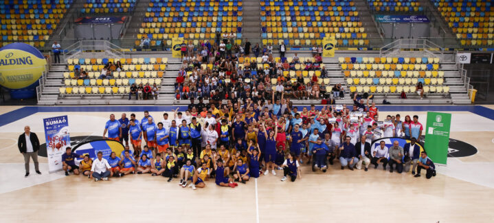 Gran grupo de participantes en el evento 'Baloncesto Sin Límites' en el Palacio de Deportes.
