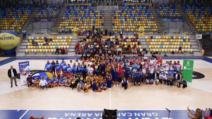 Gran grupo de participantes en el evento 'Baloncesto Sin Límites' en el Palacio de Deportes.