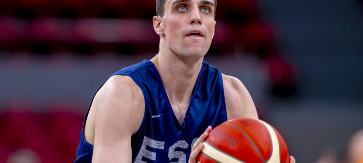 Carlos Alocén se prepara para lanzar un balón de baloncesto durante un entrenamiento.