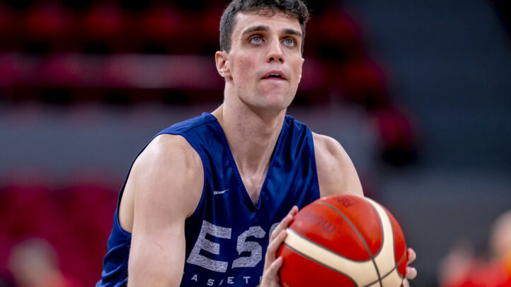 Carlos Alocén se prepara para lanzar un balón de baloncesto durante un entrenamiento.