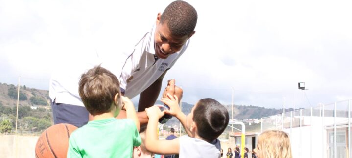 invitado estrella al XLIII Campus de Verano del CB Gran Canaria",Edy Tavares interactuando con niños durante el Campus de Verano del CB Gran Canaria.