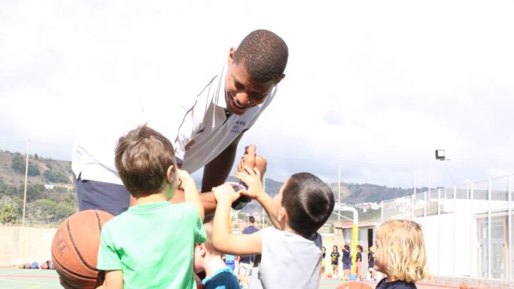 invitado estrella al XLIII Campus de Verano del CB Gran Canaria",Edy Tavares interactuando con niños durante el Campus de Verano del CB Gran Canaria.