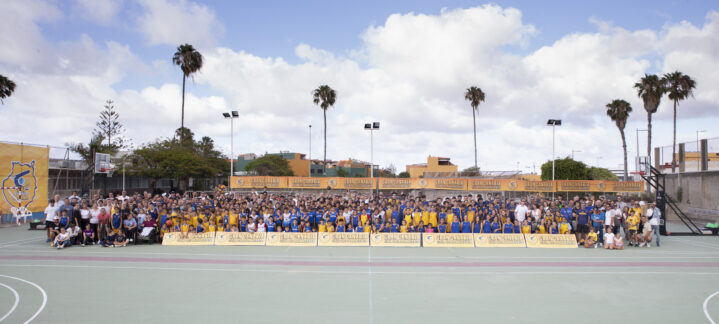 Gran grupo de jugadores y entrenadores del CB Gran Canaria en un evento escolar.