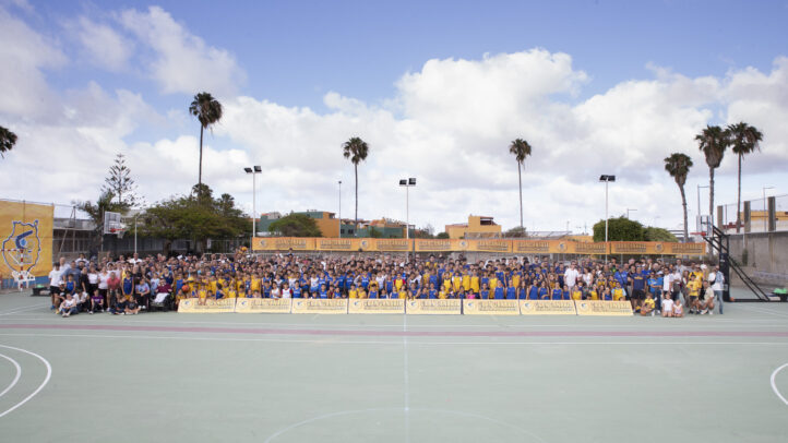 Gran grupo de jugadores y entrenadores del CB Gran Canaria en un evento escolar.