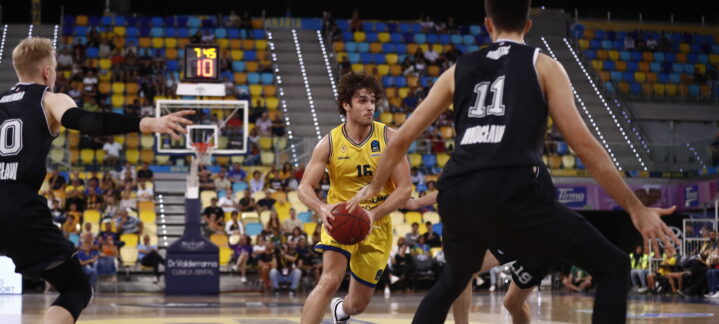 Rubén López de la Torre driblando el balón durante un partido de baloncesto.