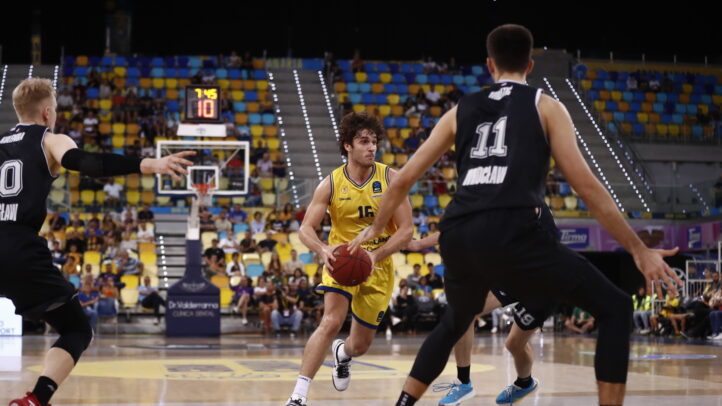 Rubén López de la Torre driblando el balón durante un partido de baloncesto.