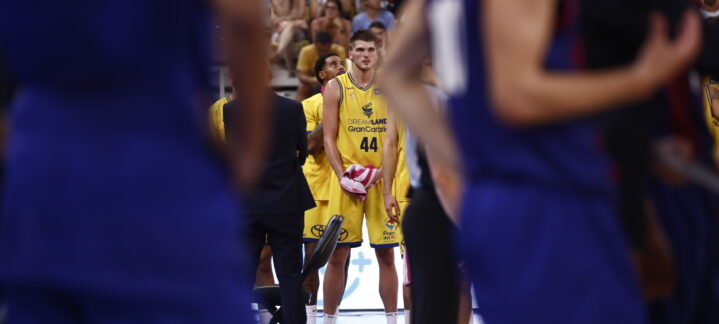 Ben Lammers, jugador del Dreamland Gran Canaria, observa el juego desde el banquillo.