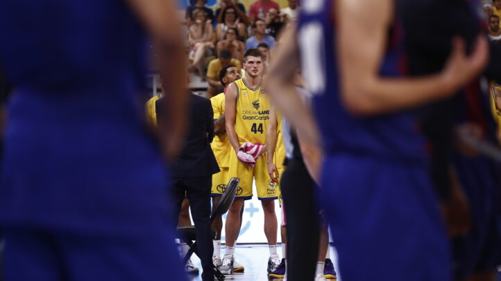 Ben Lammers, jugador del Dreamland Gran Canaria, observa el juego desde el banquillo.