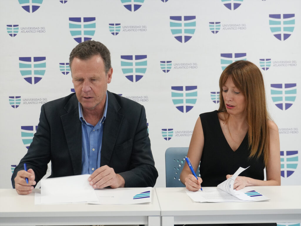Representantes de la Universidad del Atlántico Medio y del CB Gran Canaria firman un convenio.