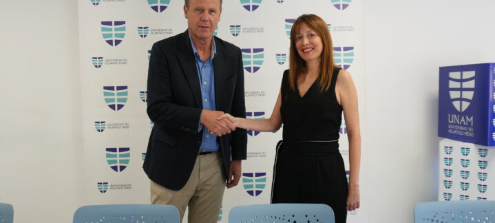 Representantes de la Universidad del Atlántico Medio y el CB Gran Canaria firman un convenio.