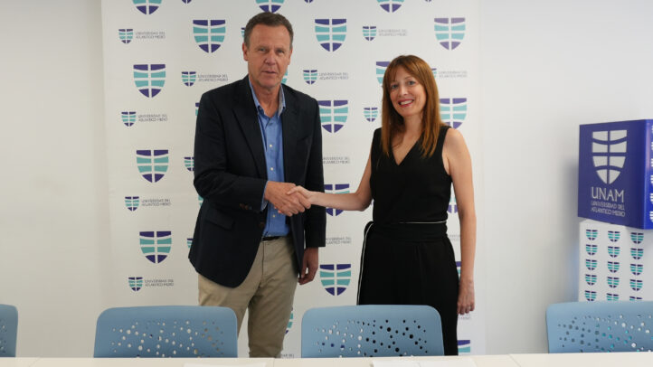 Representantes de la Universidad del Atlántico Medio y el CB Gran Canaria firman un convenio.