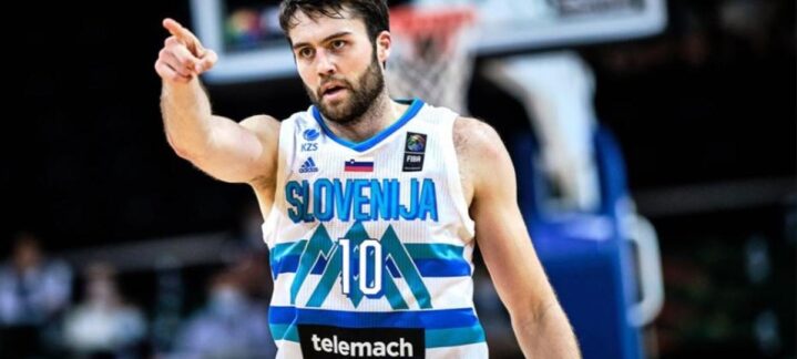Jugador señalando durante un partido, vistiendo la camiseta de Eslovenia, número 10.