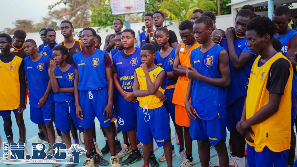 Grupo de jóvenes jugadores de baloncesto en una actividad de entrenamiento.