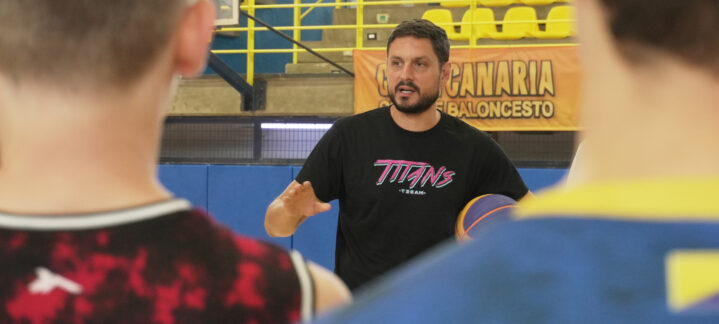 responsables de Titans 3x3 Canarias, de visita en la Tecnificación del CB Gran Canaria",Entrenador de Titans 3x3 Canarias hablando a jóvenes en un campo de baloncesto.
