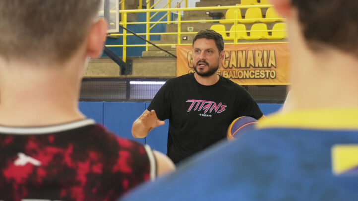responsables de Titans 3x3 Canarias, de visita en la Tecnificación del CB Gran Canaria",Entrenador de Titans 3x3 Canarias hablando a jóvenes en un campo de baloncesto.