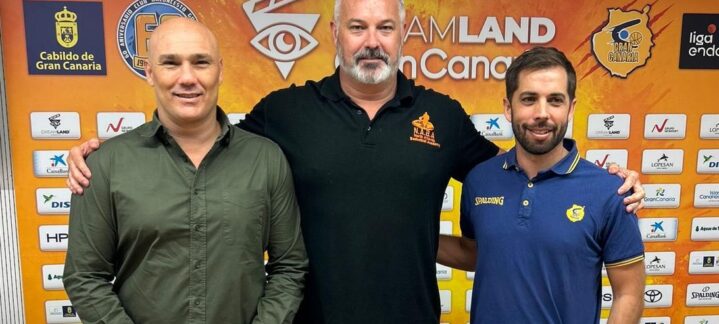 Tres hombres posan juntos frente a un fondo con logotipos del CB Gran Canaria.