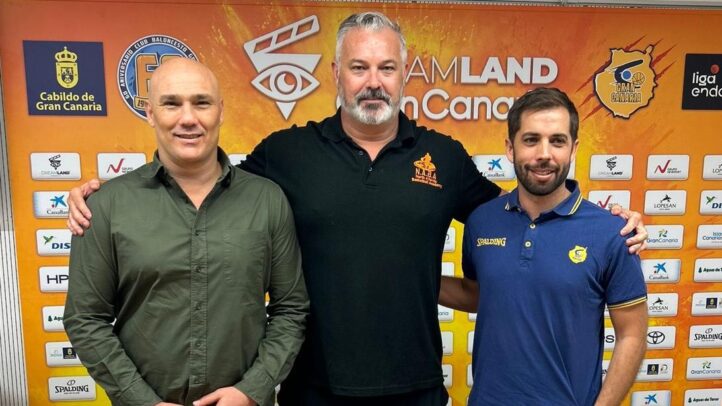 Tres hombres posan juntos frente a un fondo con logotipos del CB Gran Canaria.