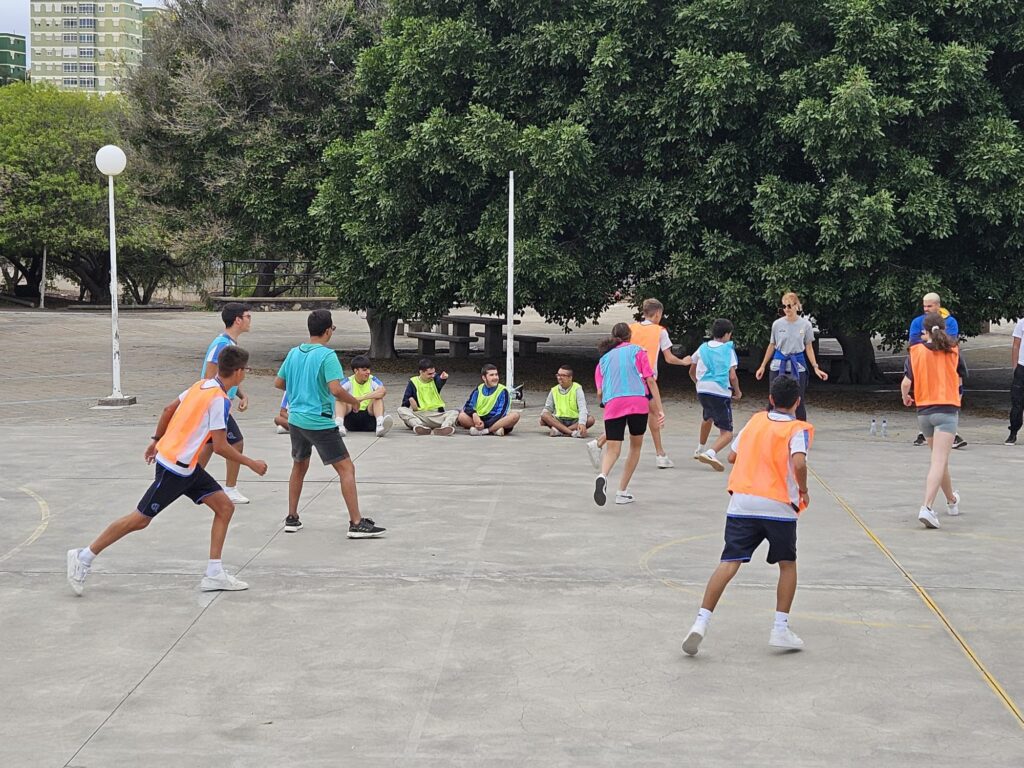 Jugadores en cancha durante la visita del Proyecto Suma al Colegio Sagrada Familia.