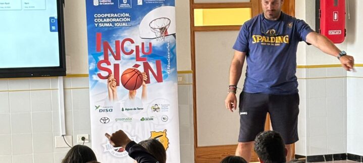 Entrenador del Proyecto Suma interactuando con estudiantes en el Colegio Sagrada Familia.