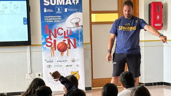Entrenador del Proyecto Suma interactuando con estudiantes en el Colegio Sagrada Familia.