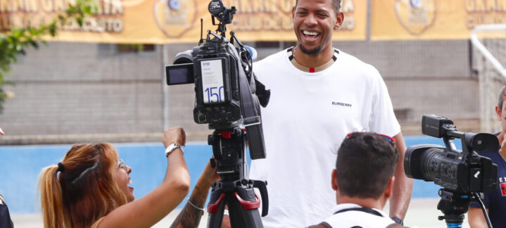 Edy Tavares sonríe mientras interactúa con periodistas en el campus de verano.