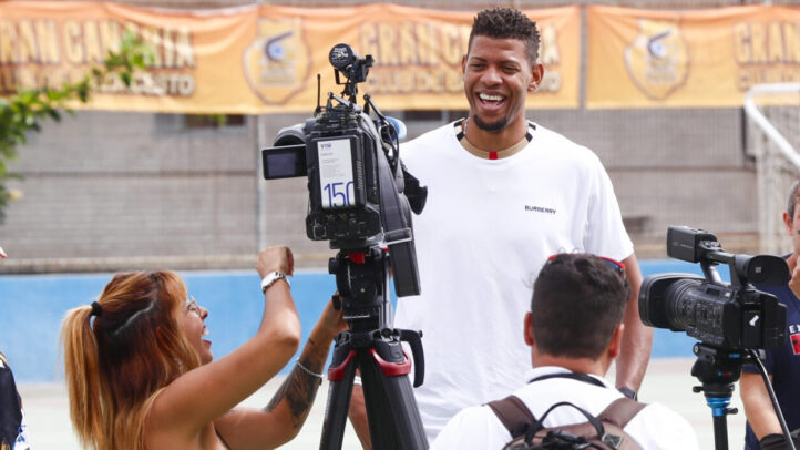 Edy Tavares sonríe mientras interactúa con periodistas en el campus de verano.