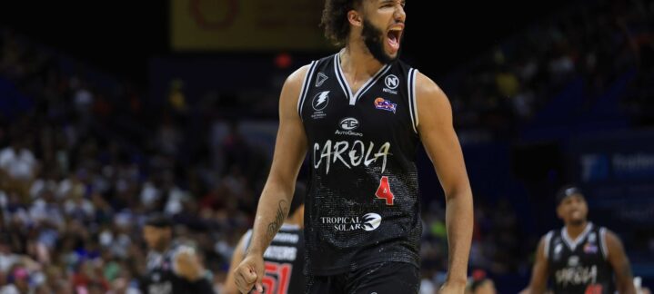 Jugador del Dreamland Gran Canaria celebra con júbilo tras una jugada destacada.