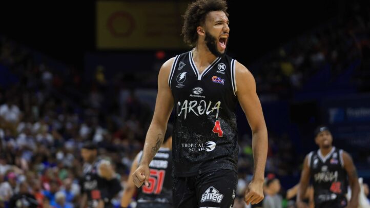 Jugador del Dreamland Gran Canaria celebra con júbilo tras una jugada destacada.