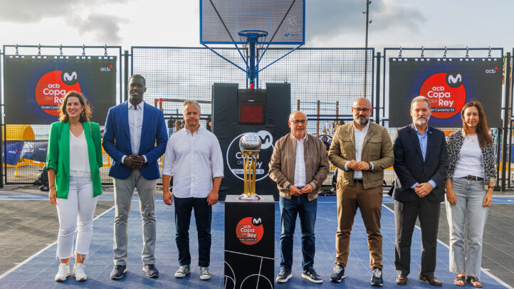 Presentación del evento Copa del Rey Gran Canaria 2025 con seis asistentes y trofeo.
