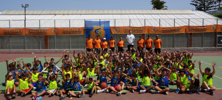 de vuelta a la isla, visita el XLIII Campus de Verano",Grupo de niños y entrenadores en el Campus de Verano del Club Baloncesto Gran Canaria.
