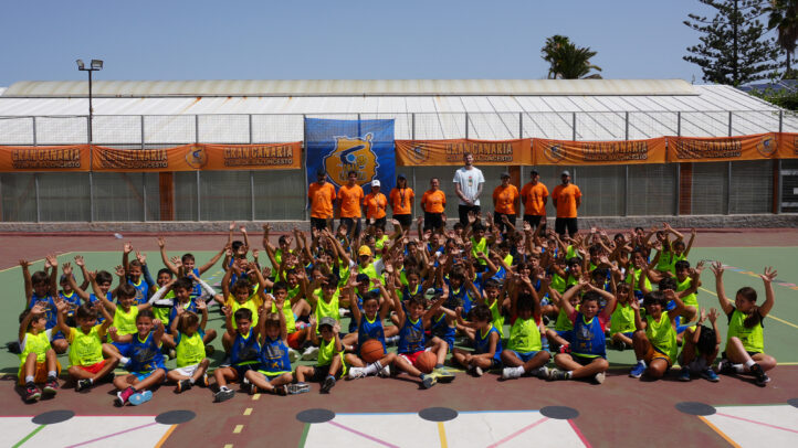 de vuelta a la isla, visita el XLIII Campus de Verano",Grupo de niños y entrenadores en el Campus de Verano del Club Baloncesto Gran Canaria.