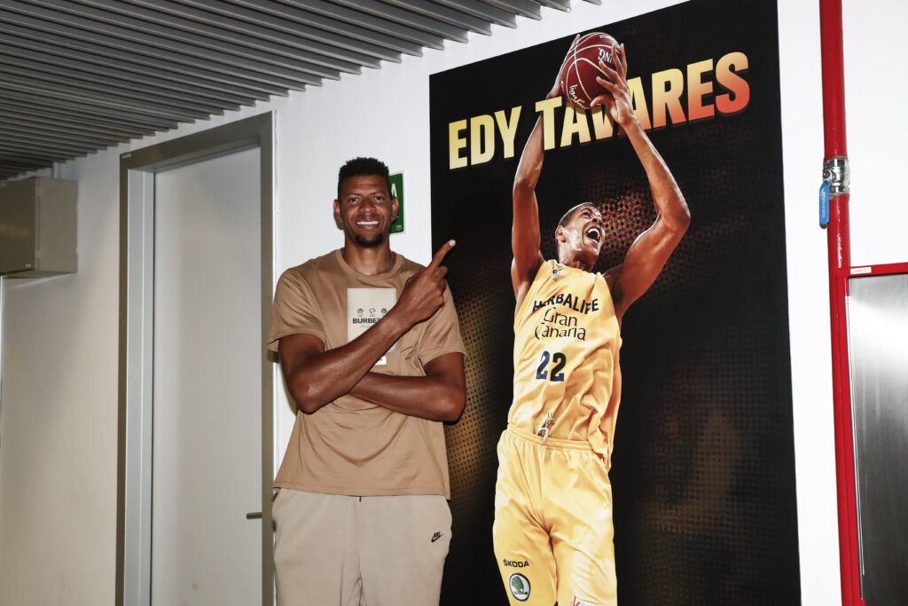 Edy Tavares posando junto a su mural en el pasillo de leyendas del CB Gran Canaria.