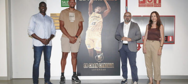 Edy Tavares posando junto a representantes del CB Gran Canaria frente a su mural homenaje.