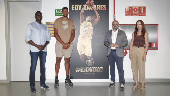 Edy Tavares posando junto a representantes del CB Gran Canaria frente a su mural homenaje.