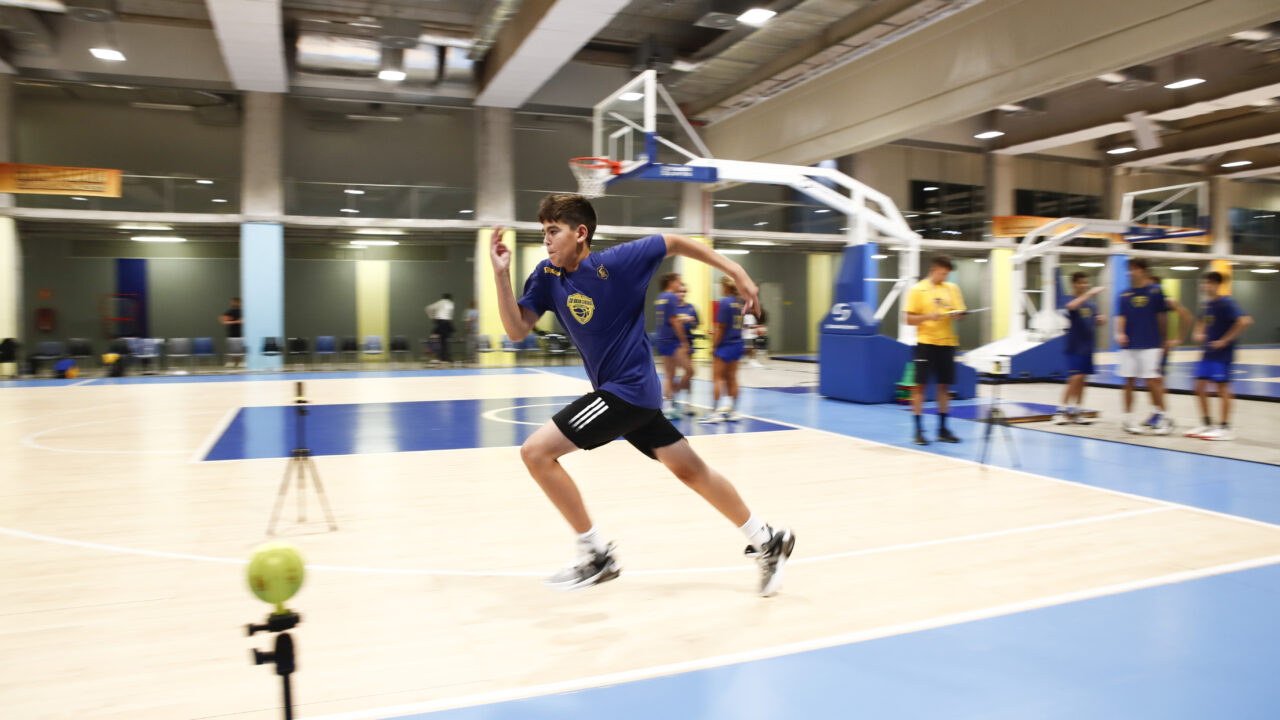 Joven atleta corriendo en la cancha durante la I CB Gran Canaria Summer Academy.