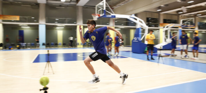 Joven atleta corriendo en la cancha durante la I CB Gran Canaria Summer Academy.