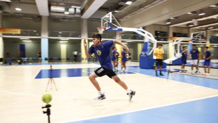 Joven atleta corriendo en la cancha durante la I CB Gran Canaria Summer Academy.