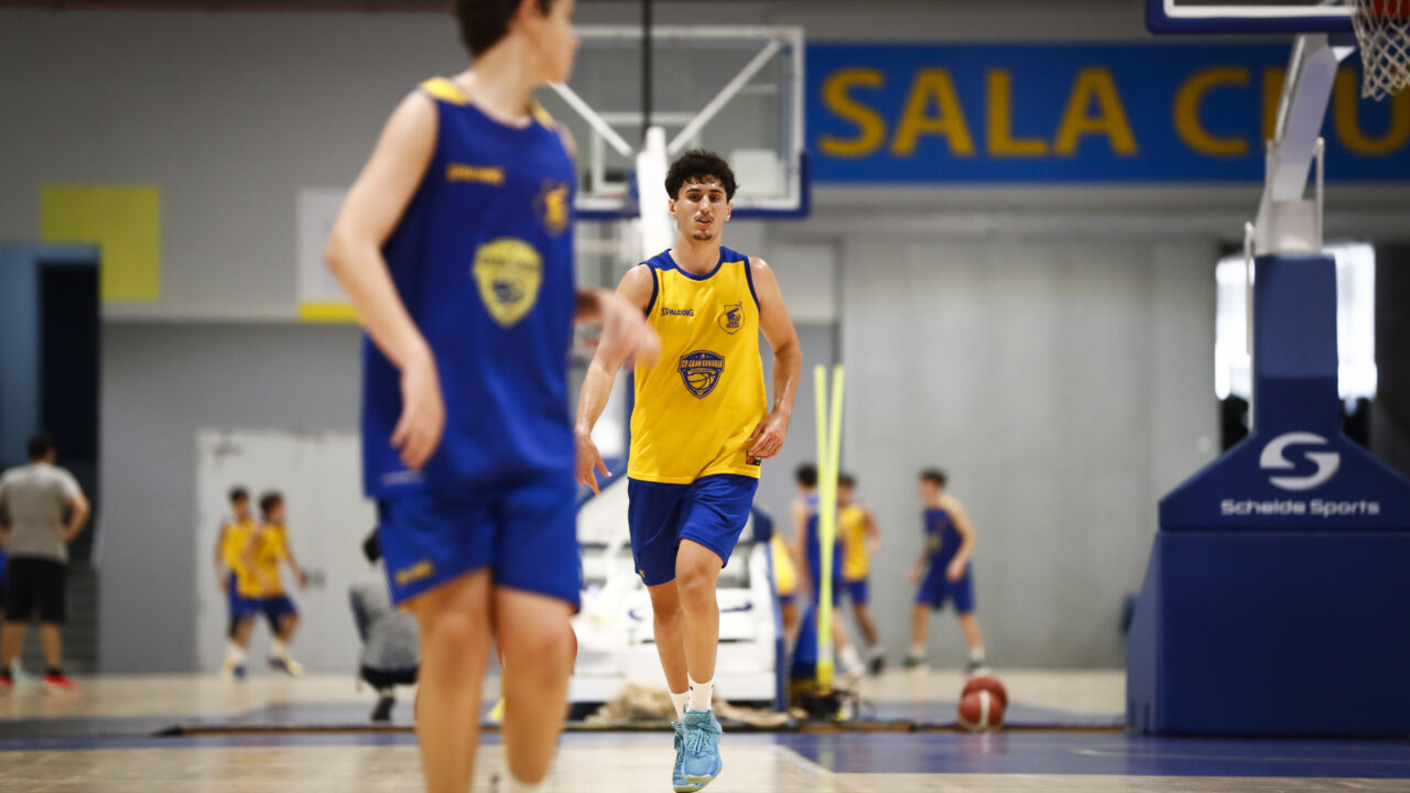 Jugadores entrenando en la I CB Gran Canaria Summer Academy en una cancha de baloncesto.