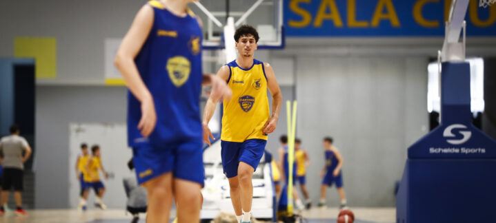 Jugadores entrenando en la I CB Gran Canaria Summer Academy en una cancha de baloncesto.