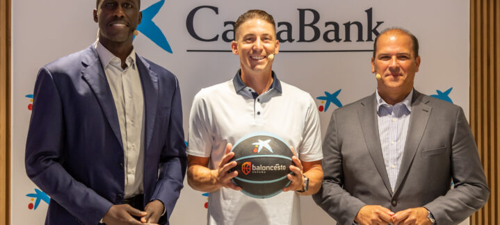 Tres hombres posan con un balón de baloncesto frente al logo de CaixaBank.