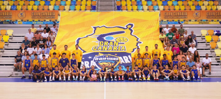 Grupo de participantes de la I CB Gran Canaria Summer Academy en un evento de baloncesto.