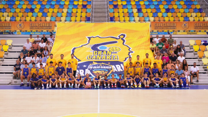 Grupo de participantes de la I CB Gran Canaria Summer Academy en un evento de baloncesto.