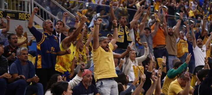 Aficionados del Dreamland Gran Canaria celebran con entusiasmo en el estadio.